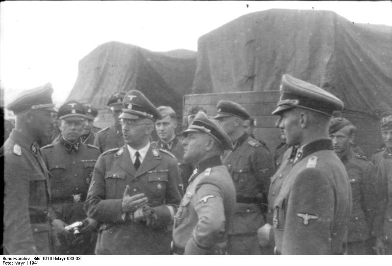 Sepp Dietrich y Heinrich Himmler en una gira por la División Waffen SS Leibstandarte SS Adolf Hitler. Grecia, 1941