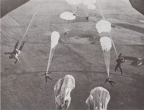 Paracaidistas italianos saltan sobre la isla griega de Corfú, 31 de agosto de 1923. Muchos de ellos integrarán la 185ª División Aerotransportada Folgore