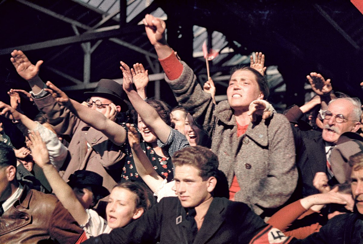 Multitudes vitoreando la campaña de Adolf Hitler para unir Austria y Alemania en 1938