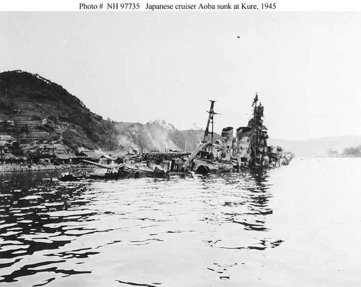 El IJN Aoba hundido en Kure, 1945