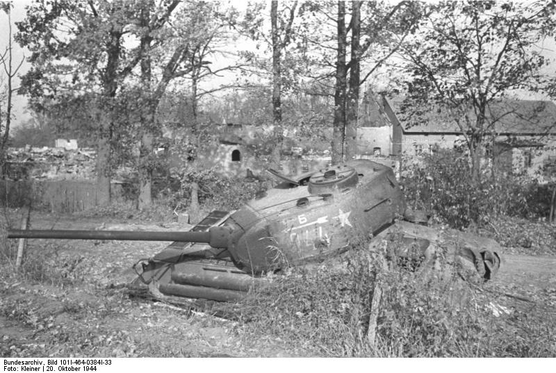 Tanque soviético destruido T-34 85 en Nemmersdorf, octubre de 1944