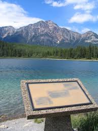 Placa conmemorativa en Patricia Lake, Canadá