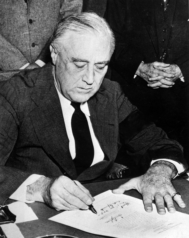 Franklin D. Roosevelt firma la declaración de guerra contra Japón