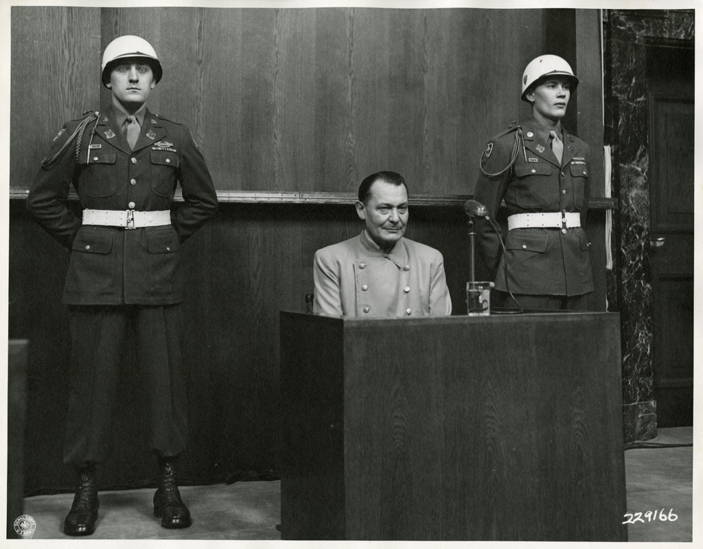 Hermann Göring sentado en el estrado de los testigos, flanqueado por dos agentes de la Policía Militar, Military Police, MP. 8 de marzo de 1946