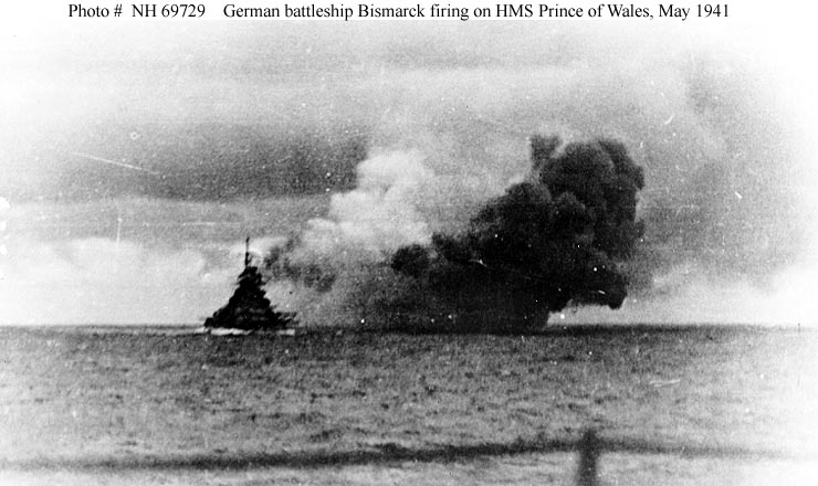 El DKM Bismarck dispara una de sus precisas salvas