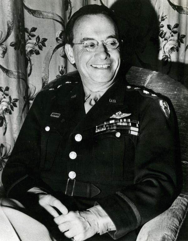 General Lewis Brereton, jefe de la Novena fuerza aÃ©rea