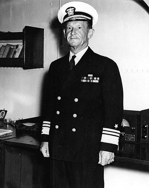 Vicealmirante Frank J. Fletcher, estaba al mando de la fuerza naval en Guadalcanal, fue duramente criticado por su decisión de retirarse de la zona, dejando sin cobertura aérea a las fuerzas de desembarco y los transportes de suministros