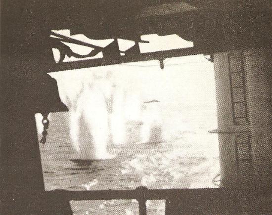 Las salvas británicas caen agrupadas. Foto tomada desde un destructor italiano durante el combate