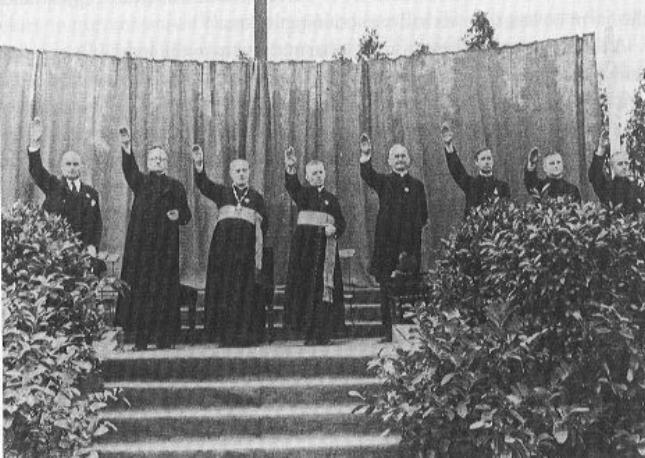 Sacerdotes haciendo el saludo Nazi en un encuentro de la Juventud Católica en el estadio de Berlin-Neukolln en agosto de 1933
