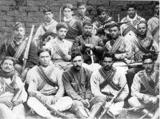 Cristeros de San José de Gracia, Michoacán, al centro con sable Anatolio Partida, a la derecha, Honorato González