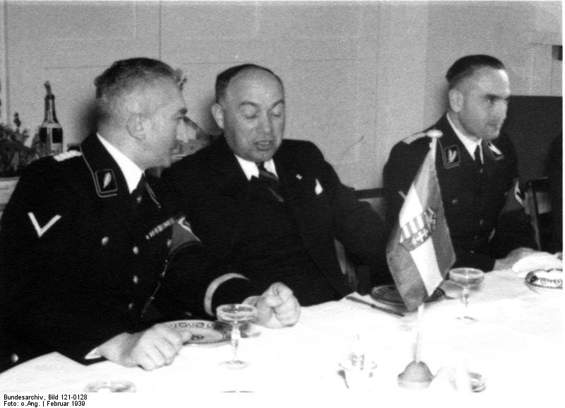 Visita la delegación policial de Hungría en febrero de 1939, de izquierda a derecha, Standartenführer Arthur Nebe, Boor y Oberführer Werner Best