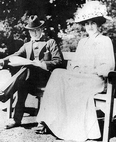Winston Churchill y su novia, Clementine Hozier, antes de su matrimonio