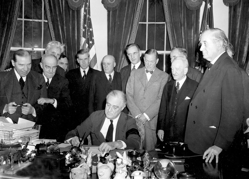 Franklin Delano Roosevelt el 11 de diciembre de 1941 firmando la declaración de guerra a Alemania
