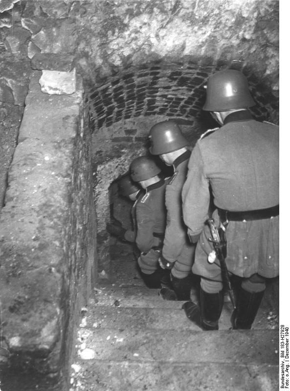 Descendiendo a los sótanos en una caza de Judíos en Lublin, diciembre de 1940