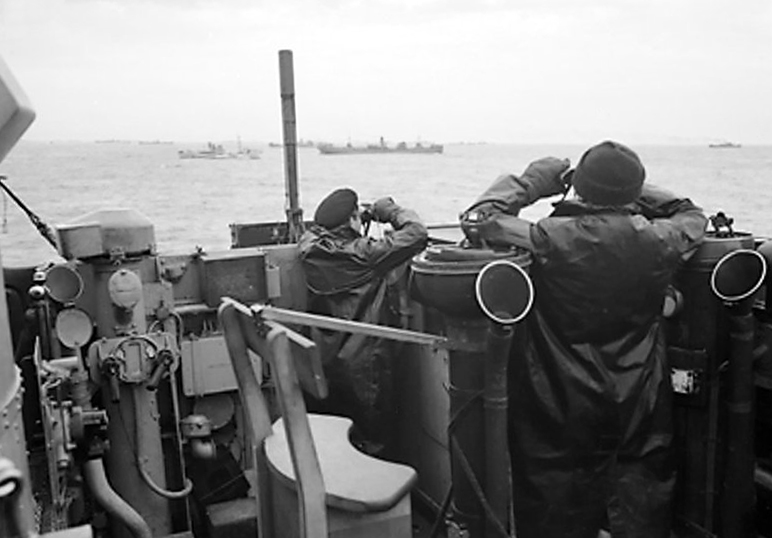 Oficiales en el puente de undestructor británico están vigilando un convoy, octubre de 1941