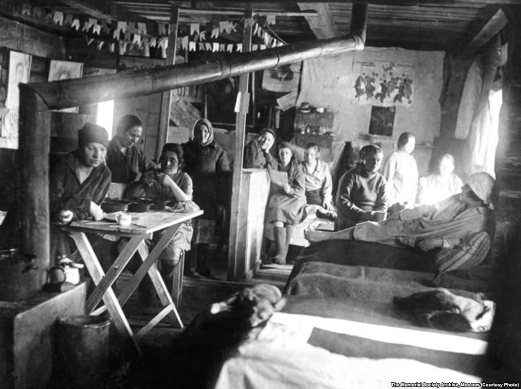 Mujeres hacinadas en una barraca de un gulag con una exigua calefacción. Cortesía de International Memorial Society
