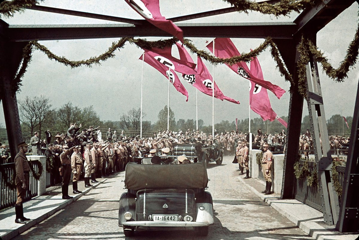 Funcionarios nazis en camino a Fallersleben