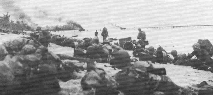 Marines desembarcados en Peleliu intentando encontrar alguna protección en el caos de la playa