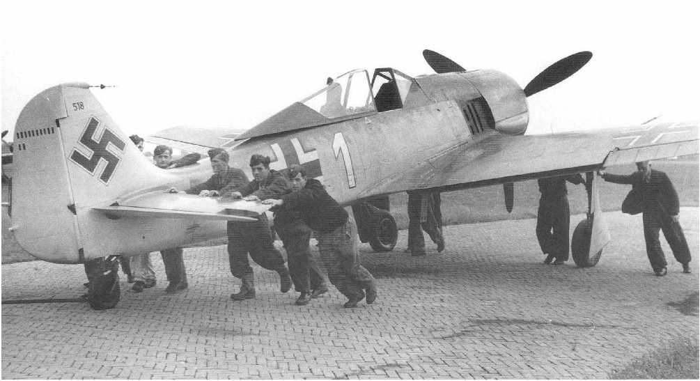 El equipo de tierra moviendo un Fw 190 de la Escuadrilla Azul