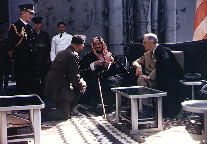 El presidente Franklin D. Roosevelt reunido en secreto con el rey Abdul Aziz Al-Saud bin en el crucero USS Quincy en el Mar Rojo el 14 de febrero de 1945