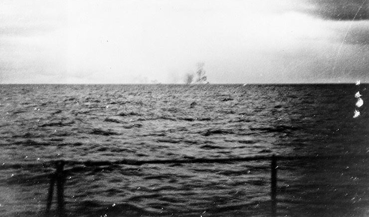 El HMS Hood se va a pique. Fotografía obtenida desde el DKM Prinz Eugen