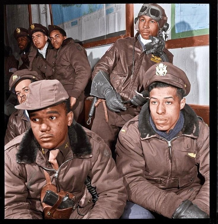 Pilotos de combate del escuadrón de cazas 332 de Tuskegee en Ramitelli, Italia 1944