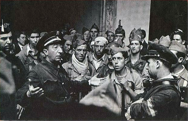 Madrid agosto-septiembre de 1936. Oficiales de la Guardia de Asalto interrogan a un comandante, probablemente también de Asalto