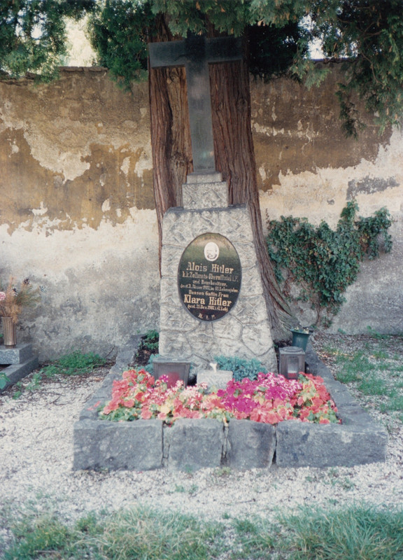 La tumba de Alois y Klara Hitler en Leonding