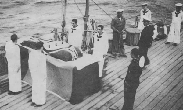 Ceremonia a bordo del Crucero Pesado Canarias, en la mañana del 31 de mayo de 1941. Entierro de los Musikobergefreiter Walter Gaszczak y Marinesignalgast Heinrich Neuschwander