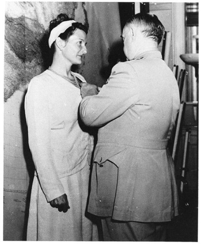 Virginia Hall recibe la Cruz del Servicio Distinguido en 1945 por parte del general Donovan