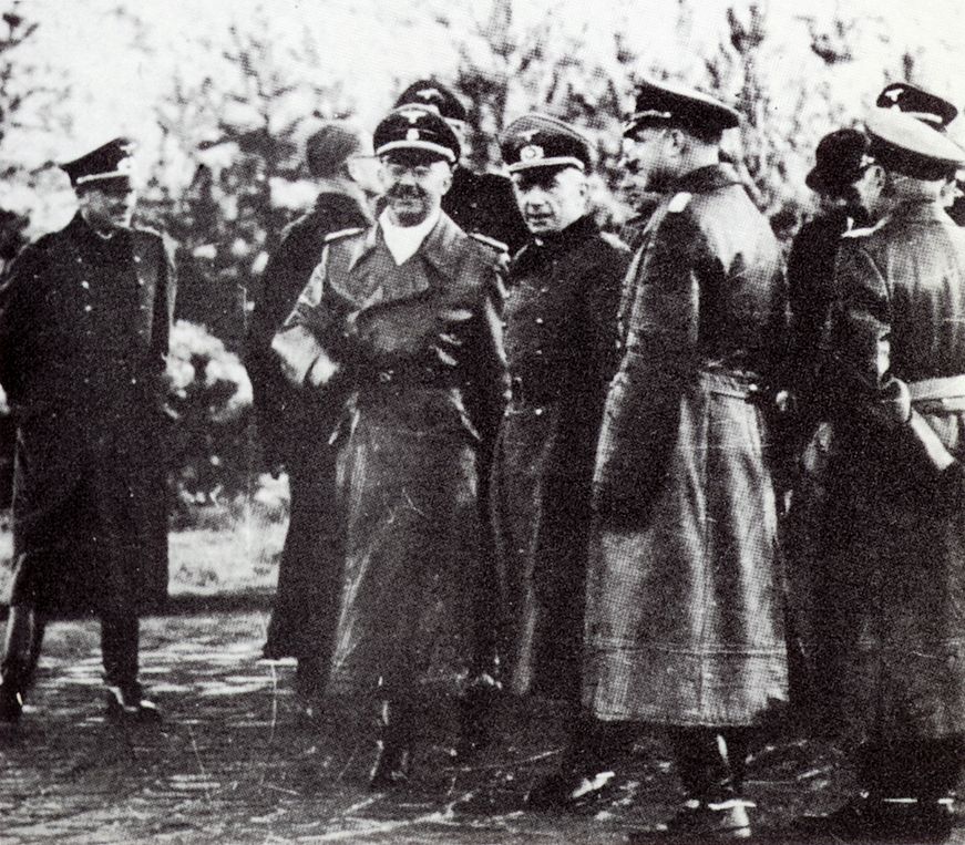 Heinrich Himmler visitando Peenemünde acompañado de Wernher von Braun y de Walter Dornberger