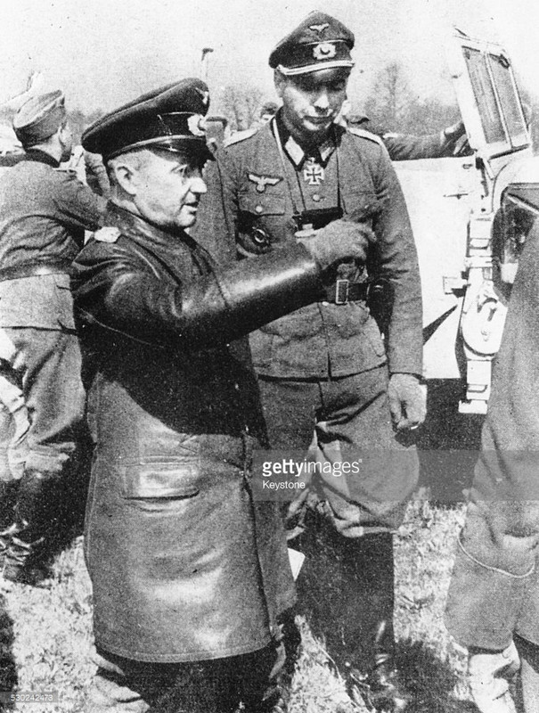 Walter Model hablando con otro oficial nazi