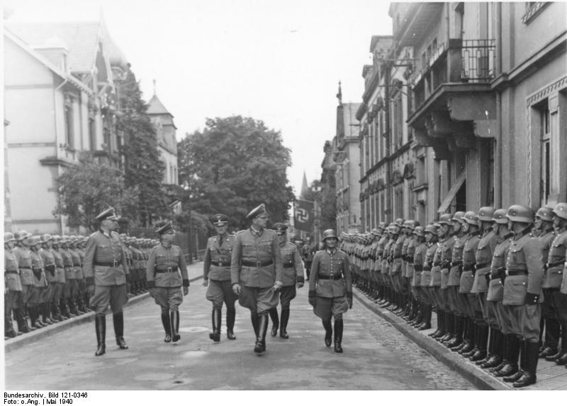 Daluege pasa revista a un Polizei Bataillon, Saarbrücken, mayo de 1940