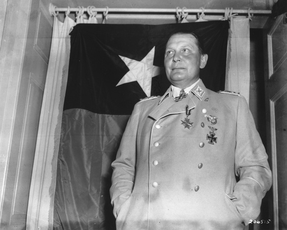 Hermann Goering, poco después de su detención el 9 de Mayo de 1945 bajo una bandera de Texas