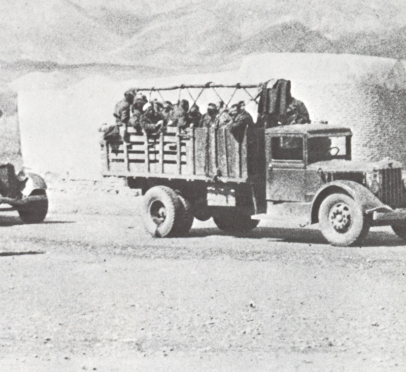 Soldados Soviéticos cruzando la frontera con Irán el 25 de agosto de 1941