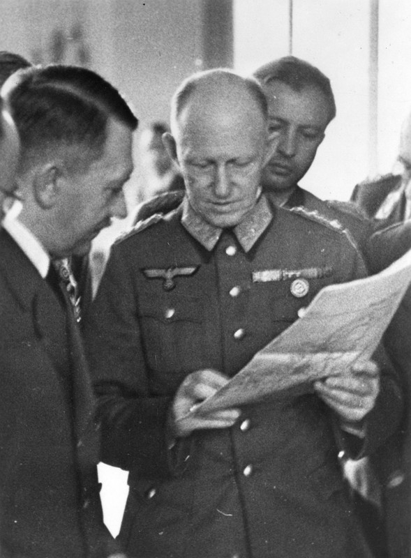 Adolf Hitler con Alfred Jodl y detrás Hermann Fegelein en 1944