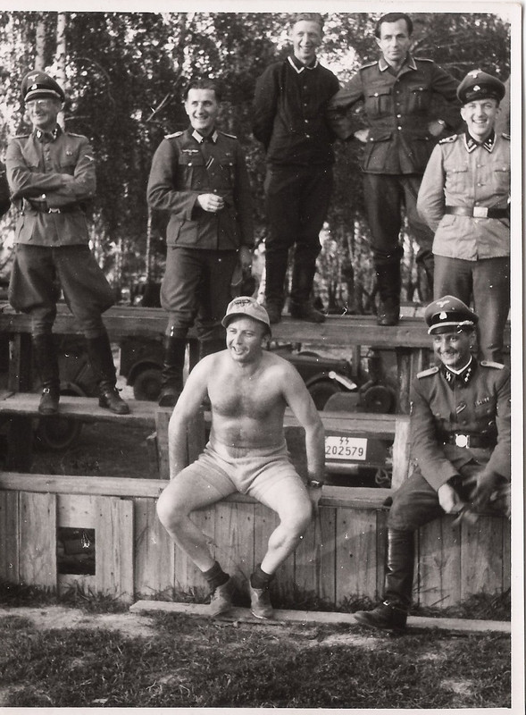 Hermann Fegelein se relaja con su hombres en Rusia