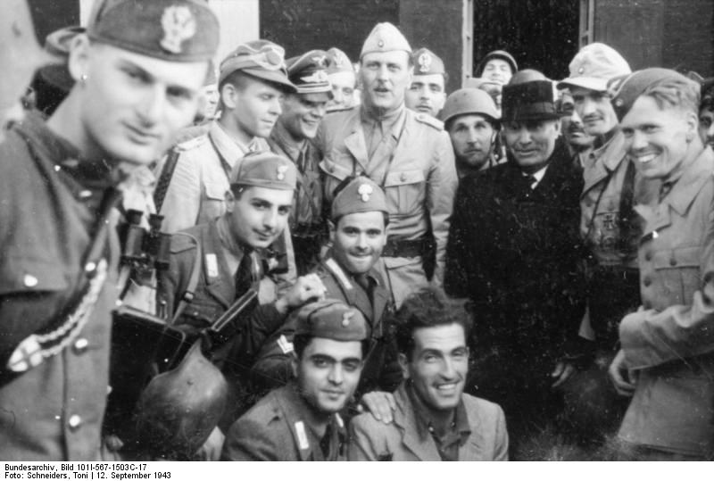 Otto Skorzeny con Mussolini y los paracaidistas tras la liberación