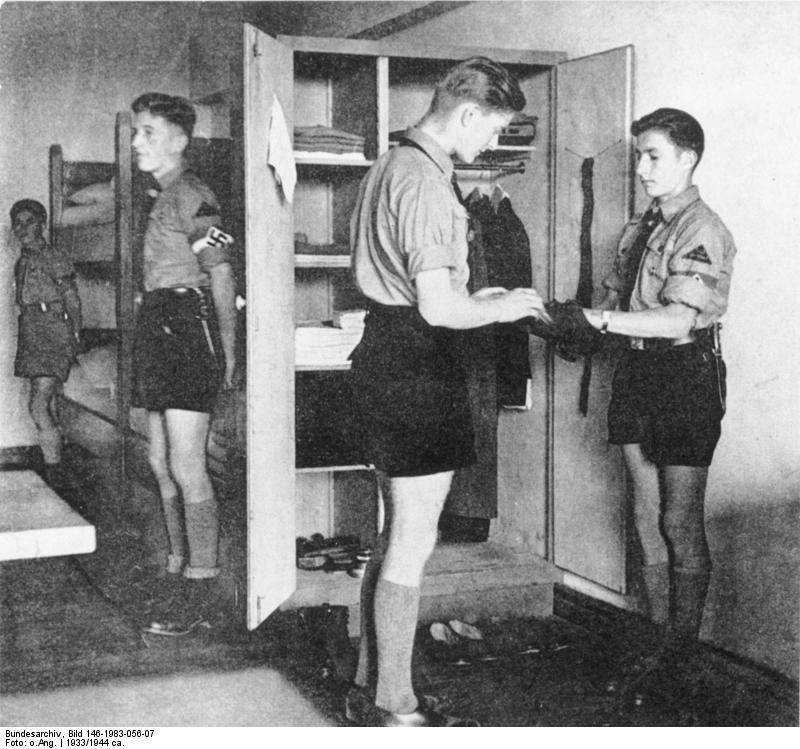 Hitlerjugend de servicio controlan las taquillas de sus compañeros de clase