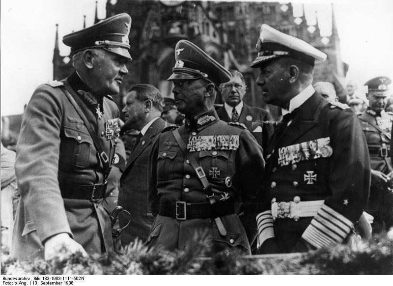 Werner von Fritsch, centro, con Werner von Blomberg, izquierda y Erich Raeder, derecha, en 1936