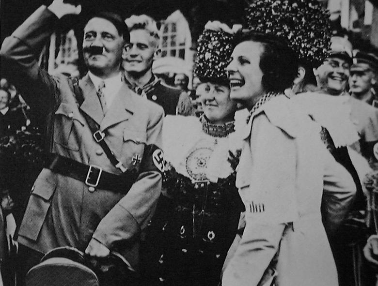 Hitler y Riefensthal el 20 de abril de 1938