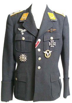 Guerrera de Teniente Coronel de la Luftwaffe perteneciente un oficial de vuelo en activo. Color amarillo de las hombreras y parches de cuello