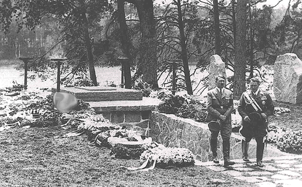 Hitler y Göring salen del mausoleo de Carinhall