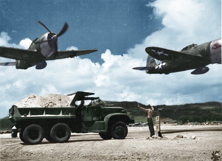 P-47 Thunderbolts haciendo una rasante sobre una base aliada en Islas Marianas