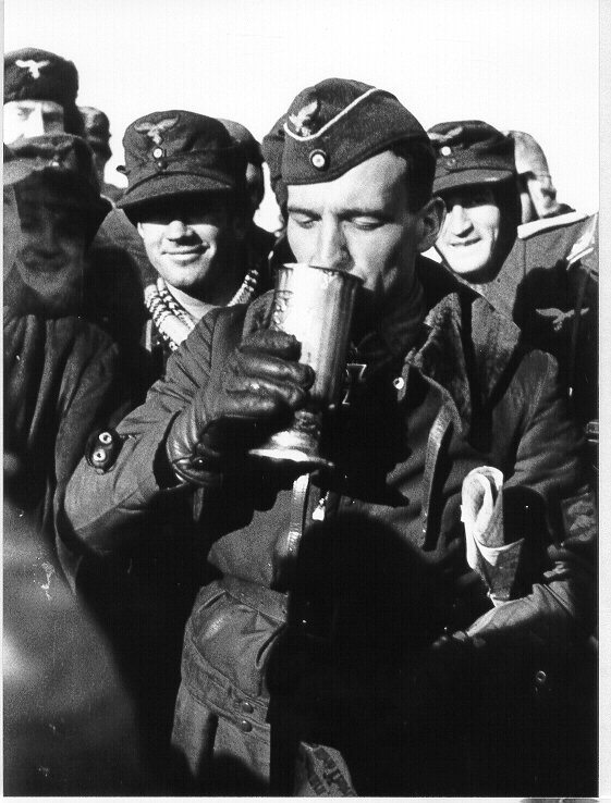 Hans Ulrich Rudel bebe de la copa de Honor de la Luftwaffe, otorgada el 20 de octubre de 1941