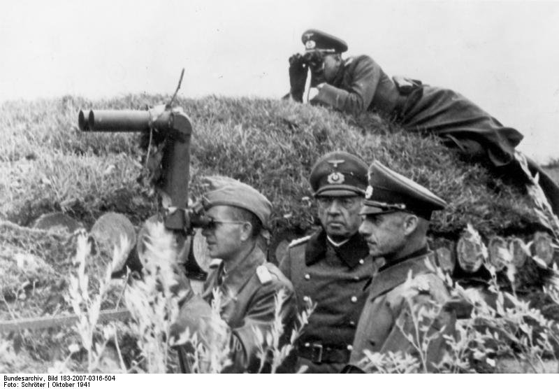 Leeb y Georg von Küchler en un puesto de observación, 11 octubre 1941