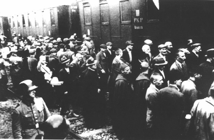 Primer transporte de prisioneros a Auschwitz en la estación de Tarnów. 14 de junio de 1940