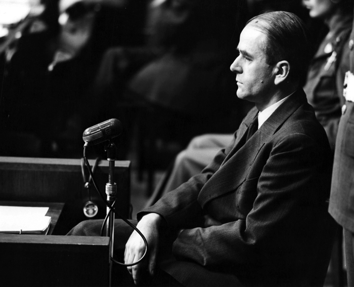 Albert Speer sentado ante el micrófono en el estrado de los testigos. Junio de 1946