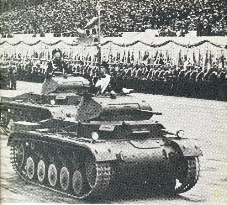 Panzer de la 2ª División Panzer en un desfile