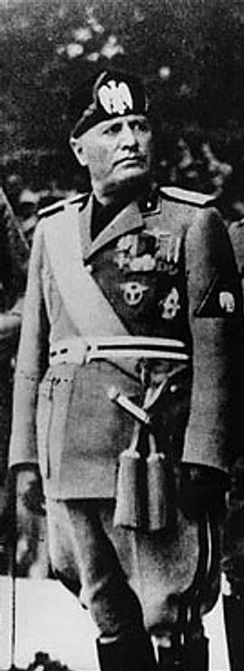 Benito Mussolini como Cabo Primero Honorario de la MVSN